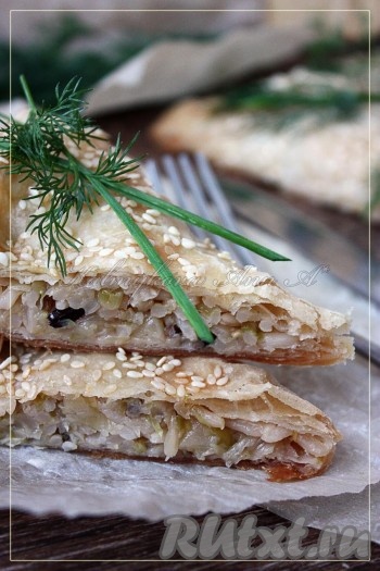 Быстрый пирог с капустой и рисом из готового слоеного теста готов, можно созывать гостей!
