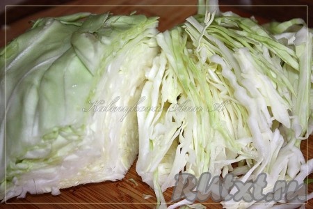 Нашинковать капусту для начинки и тушить на среднем огне с добавление масла.
