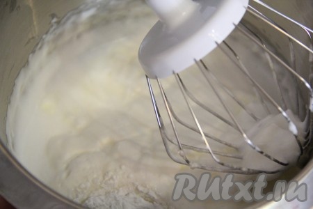 Затем к белково-масляной смеси добавить молоко и крахмал, перемешать на низкой скорости миксера.