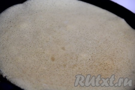 Выпекать блинчик с двух сторон до золотистого цвета, затем переложить его на тарелочку. Постепенно испечь все бархатистые блинчики с тонкими, приятно похрустывающими краешками.