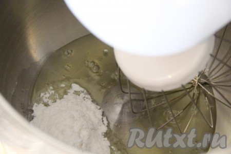 Белки аккуратно отделить от желтков. В чашу миксера влить яичные белки, добавить лимонный сок и сахарную пудру (или сахар). Взбить белки миксером до стойких пиков.