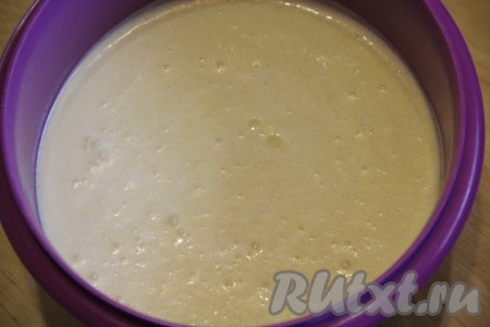 Далее всыпать муку, разрыхлитель и соль. Перемешать на низкой скорости до однородного состояния. Блинное тесто получится не густым, но и не жидким, перелить его в глубокую миску.