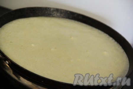 Сковороду хорошо накалить на сильном огне. Смазать сковороду растительным маслом, только перед первым блином, далее смазывать необязательно, так как эти блины хорошо переворачиваются. Сделать нагрев средним. Вылить небольшое количество теста на сковороду и хорошо его распределить по всей сковороде.