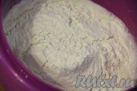 Всыпать просеянную муку и перемешать тесто миксером до однородного состояния.