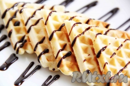 Аппетитные, нежные венские вафли, приготовленные на молоке в электровафельнице, можно подать горячими или холодными. Шоколадный соус, сгущённое молоко и фрукты прекрасно дополнят это лакомство.