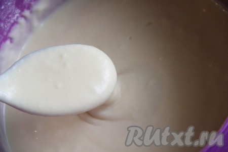 Консистенция теста должна получиться, как достаточно густая сметана.