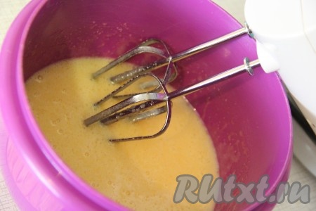 В глубокую миску влить растопленное масло, добавить сырое яйцо, сахар, ванильный сахар, перемешать миксером до однородного состояния.