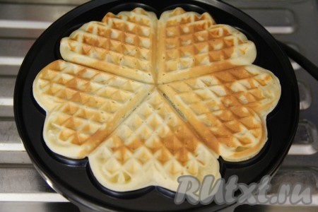 Плотно прижать тесто второй панелью. Выпекать вафли до золотистого цвета. Продолжительность выпечки во многом зависит от мощности вашей электровафельницы, так что лучше проверяйте готовность венских вафель на цвет. Они должны быть приятного золотистого оттенка. Готовые венские вафли перекладывайте с панели электровафельницы на плоское блюдо для подачи. Аналогично испеките остальные вафли. Только не забывайте перемешивать тесто перед выпечкой очередной порции вафель, чтобы оно не застаивалось, и смазывать панели растительным маслом.