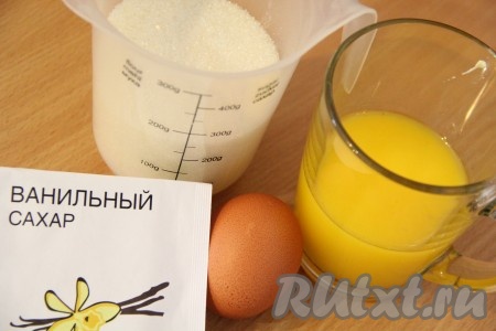Подготовить продукты для приготовления венских вафель на молоке в электровафельнице. Сливочное масло растопить до жидкого состояния и немного остудить.