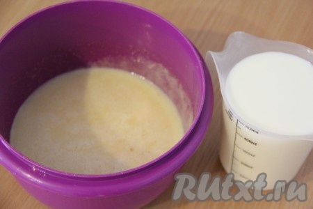 Затем влить молоко и ещё раз перемешать миксером на низкой скорости.