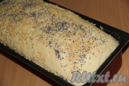 Аккуратно смазать верх теста молоком, я для этого использую силиконовую кисточку. Посыпать верх теста маком, кунжутом.