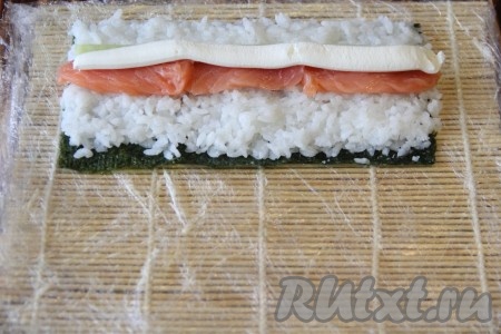 Далее добавить творожный сыр. Я для удобства выкладываю сыр в кондитерский мешок с круглой насадкой. 