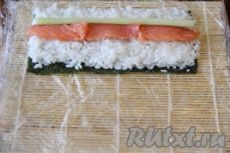 Затем выложить кусочки огурца.