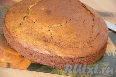 Готовый пирог достать из духовки, слегка остудить, а затем вынуть из формы.