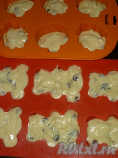 Тесто выложить столовой ложкой в формочки для маффинов (у меня силиконовые), заполняя их на 3/4 объема.