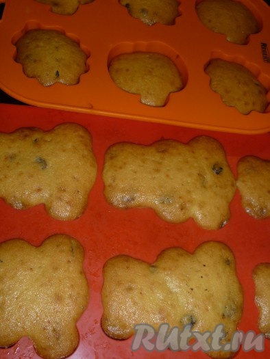 Выпекать маффины с изюмом в разогретой духовке при температуре 190 градусов 25-30 минут. Готовность проверять деревянной палочкой.
