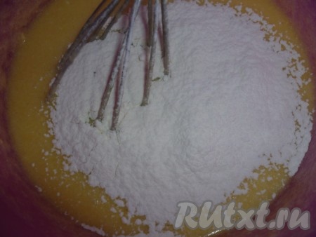 Постепенно всыпать муку, перемешать до однородности теста.
