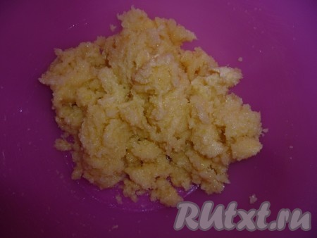 Масло комнатной температуры (мягкое) растереть с сахаром и ароматизатором (я использовала "дюшес").