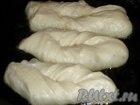 Жарить вергуны на среднем огне в большом количестве растительного масла с двух сторон до золотистого цвета.