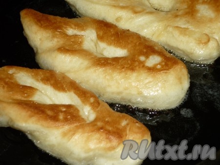 Жарить вергуны на среднем огне в большом количестве растительного масла с двух сторон до золотистого цвета.