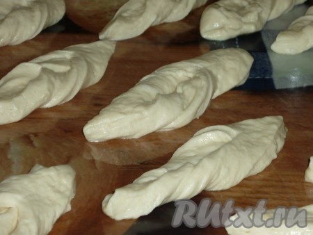 Середину каждой полоски разрезать и вывернуть.
