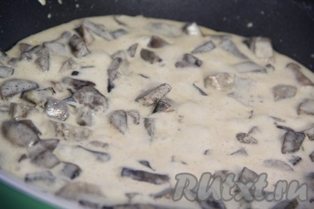 Снять с огня и оставить под крышкой на 10 минут. Подать вкусные, ароматные грибочки с любым гарниром.