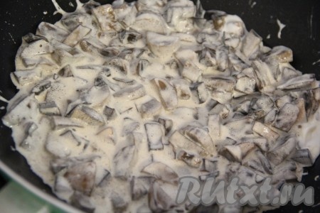 Добавить сметану к грибам. Посолить и поперчить по вкусу. Всё хорошо перемешать и довести до кипения на медленном огне.