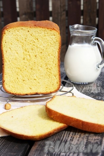 После звукового сигнала хлебу дать слегка остыть в хлебопечке. Затем достать из ведёрка хлебопечки и остудить на решётке. А вот какой разрез у хлебушка, замешанного с добавлением яиц. Мякиш получается пушистым, а сам хлеб - высоким, очень вкусным, с приятной золотистой корочкой.