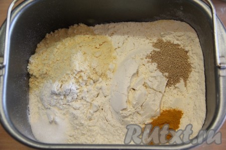 Затем всыпать муку, дрожжи, соль, для приятного цвета можно добавить куркуму. Соль и дрожжи нужно располагать по разным углам ведёрка хлебопечки. Выставить режим "Белый хлеб", вес - 1 кг, цвет корочки - средний. У меня этот режим длиться 3 часа 30 минут.