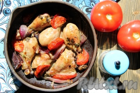 Достать пряные куриные ножки, запеченные с помидорами, из духовки и убрать веточки петрушки. Подать блюдо в горячем виде с любым гарниром.