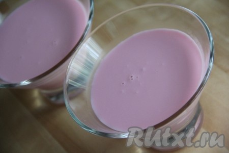 Разлить смесь по фужерам и поставить в холодильник до полного застывания (я ставлю на ночь).