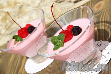 Перед подачей яркий, вкусный сливочный десерт можно украсить.
