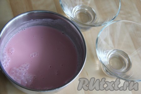 Сливочно-желатиновую смесь снять с огня. Подготовить фужеры для десерта.
