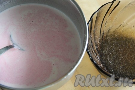 Смешать в кастрюле сироп, сливки и сахарную пудру. Добавить желатин, поставить на средний огонь и прогреть смесь до полного растворения желатина (но не кипятить).
