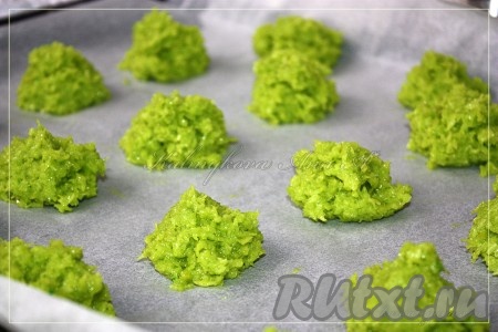 Тесто ложкой выкладывать на противень, застеленный пекарской бумагой, придавая форму пирамидок. Выпекать кокосовое печенье в разогретой духовке при температуре 170 градусов 20-30 минут.