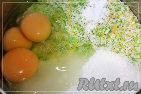 В кастрюльке смешать яйца, кокосовую стружку, сахар и ванилин, поставить на огонь.