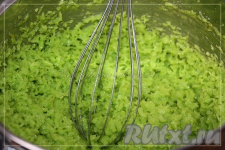 Затем взбить кокосово-яичное тесто миксером в течение 2-3 минут и поставить в морозилку на 20 минут.