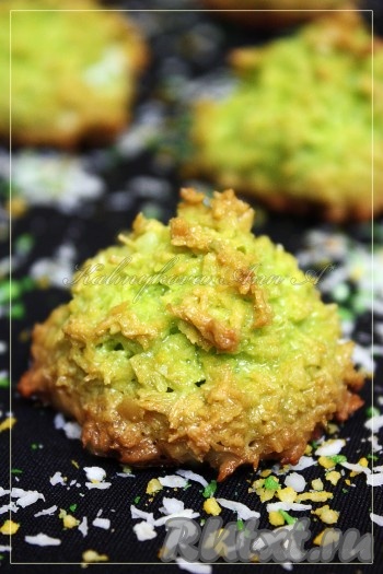 Печенье, приготовленное из кокосовой стружки без добавления муки, получается аппетитным, нежным и вкусным. Дать ему остыть и можно подавать к чаю.