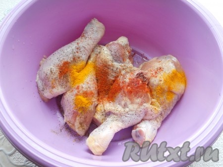 Куриные ножки помыть и обсушить. Посолить, посыпать паприкой, карри и черным молотым перцем. Перемешать, чтобы специи и соль распределились равномерно.