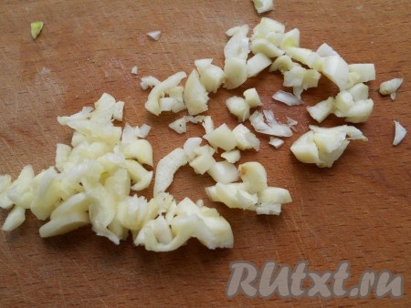 Чеснок очистить и измельчить.