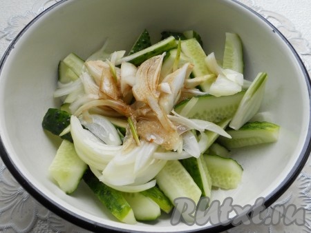 Влить соевый соус и уксус.