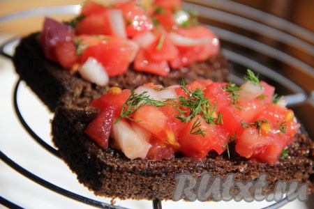 Формируем наши бутерброды. Для этого на гренку выкладываем помидоры с луком, присыпаем мелко рубленным укропом или петрушкой.
