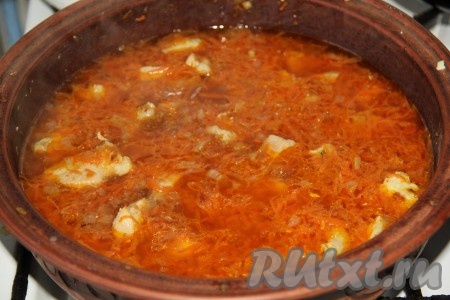 Тушим все на медленном огне, периодически помешивая, до мягкости моркови. Заливаем мясо водой и варим до мягкости мяса.
