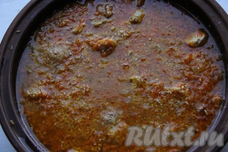 Когда мясо будет готово, добавляем соль, перец и пшеничную крупу.
