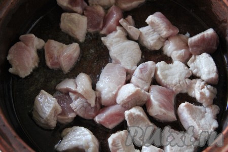Мясо нарезаем произвольными кусочками и обжариваем со всех сторон до золотистого цвета на сковороде на разогретом растительном масле.
