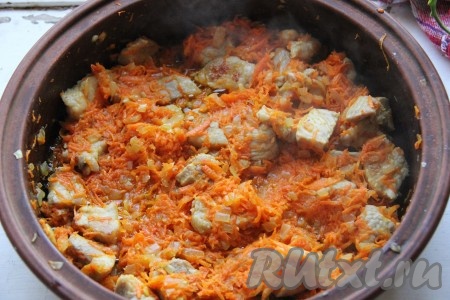 Морковь натираем на мелкой терке и добавляем к мясу с луком.
