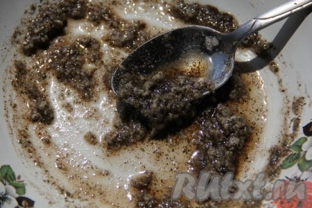 В отдельной тарелке смешать растительное масло, свежемолотый чёрный перец, паприку и чеснок, пропущенный через пресс.