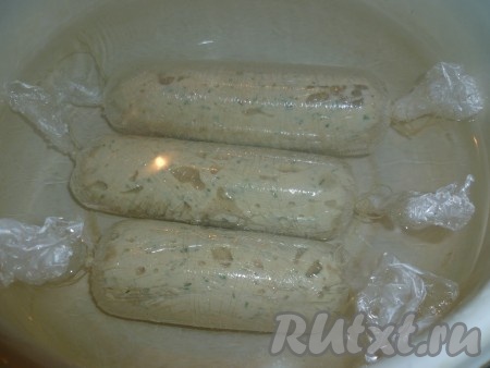 В кипящую воду опустить сосиски.
