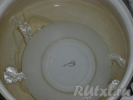 Накрыть сосиски сверху тарелкой или блюдцем, чтобы они не всплывали, и варить 20-30 минут.
