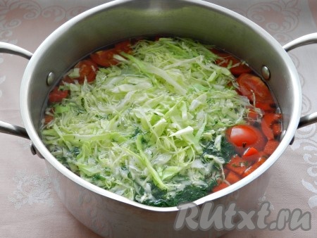 Добавить в кастрюлю с щами молодую капусту и зелень, поварить 3 минуты и выключить.
